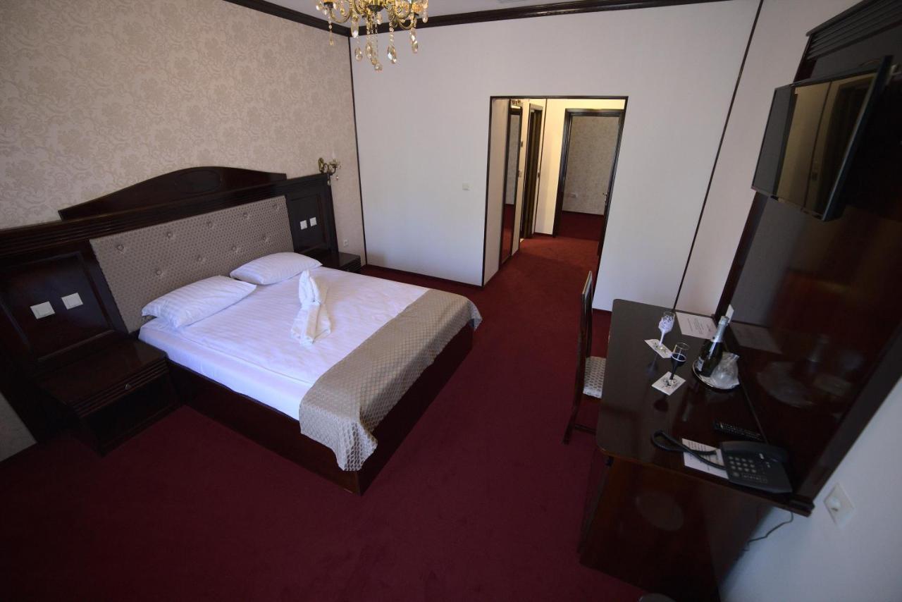 רומאן Hotel Onix מראה חיצוני תמונה
